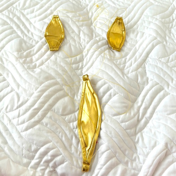 Colleen Kelly, sexy teeny-weeny bikini in gold-just covering up barely anything - Picture 1 of 6